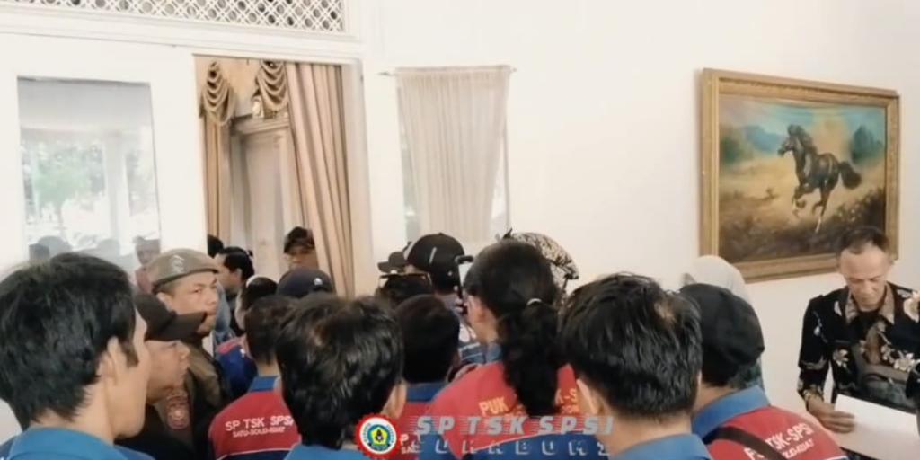 rapat-lks-tripartit-digeruduk-ratusan-anggota-sp-tsk-spsi-sukabumi